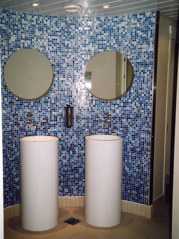 Gefliestes Bad mit Mosaik und Stand-Waschbecken