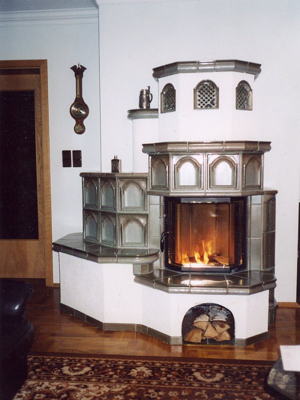 Kachelofen mit Feuersicht und Aufsatz, gebaut von der Senftenberger Ofenbauer- und Fliesenleger GmbH