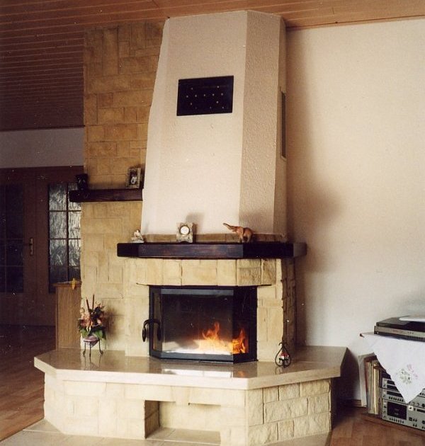 Gemauerter Kamin mit loderndem Feuer im Wohnraum
