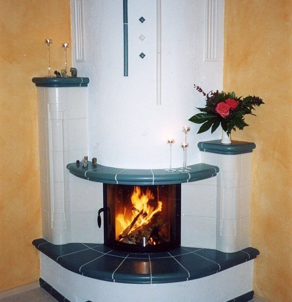 Eleganter Kachelofen mit Feuersicht und Naturstein-Abdeckung